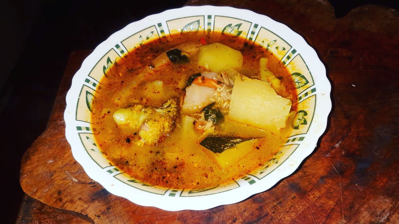 Receta muy fácil y nutritiva tradicional boliviana Sopa de Cabeza de Pacú