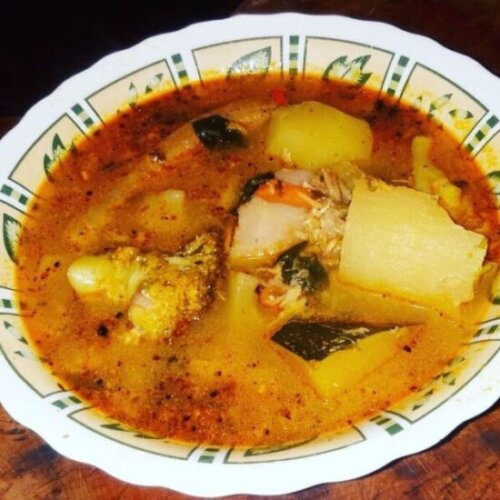 Receta muy fácil y nutritiva tradicional boliviana Sopa de Cabeza de Pacú