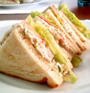 Sandwiches de Pollo con Apio y Mayonesa